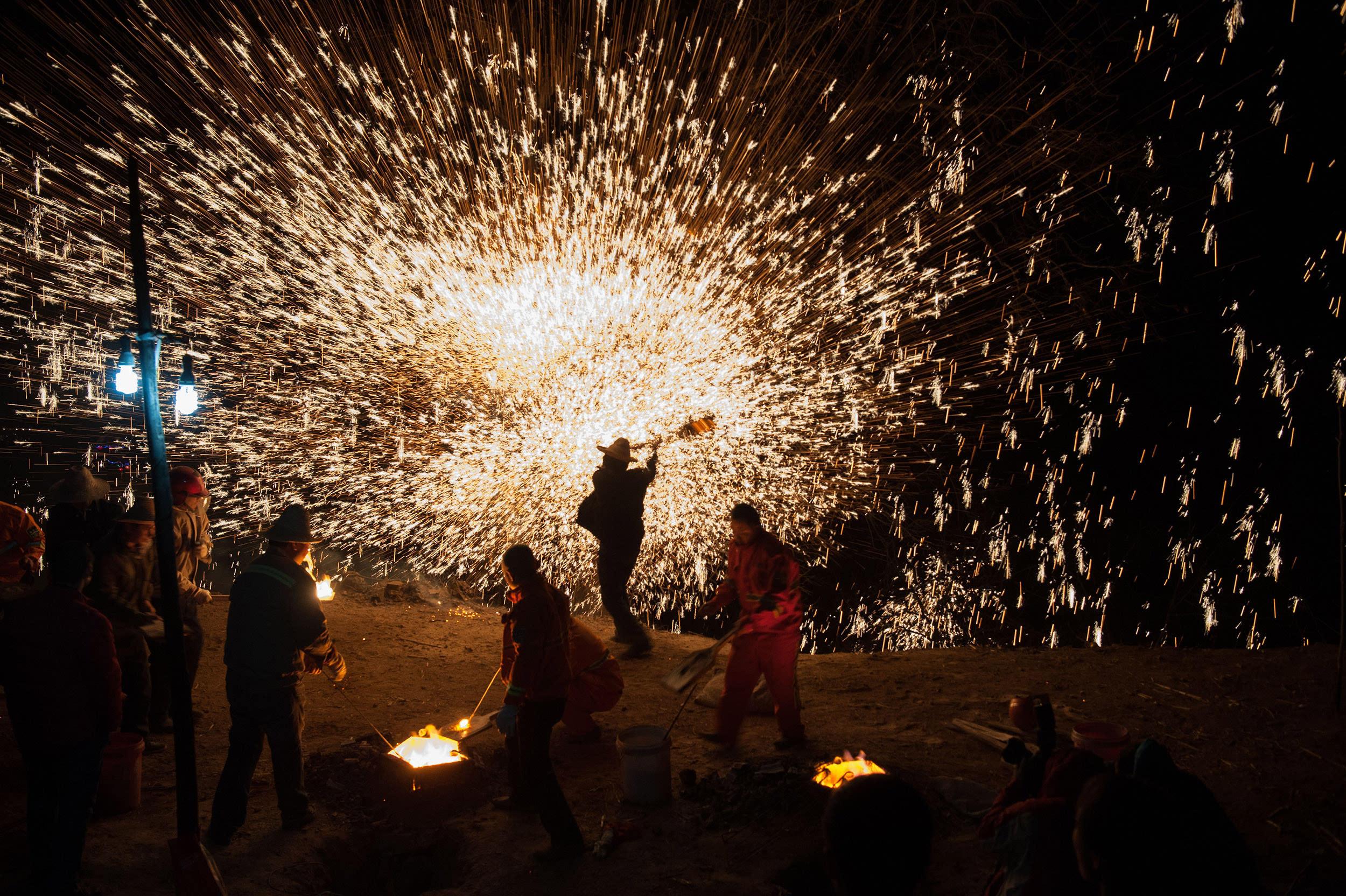 五穀豊穣や豊かな暮らしへの願いが込められた伝統芸能、打樹花(何さん特別編)